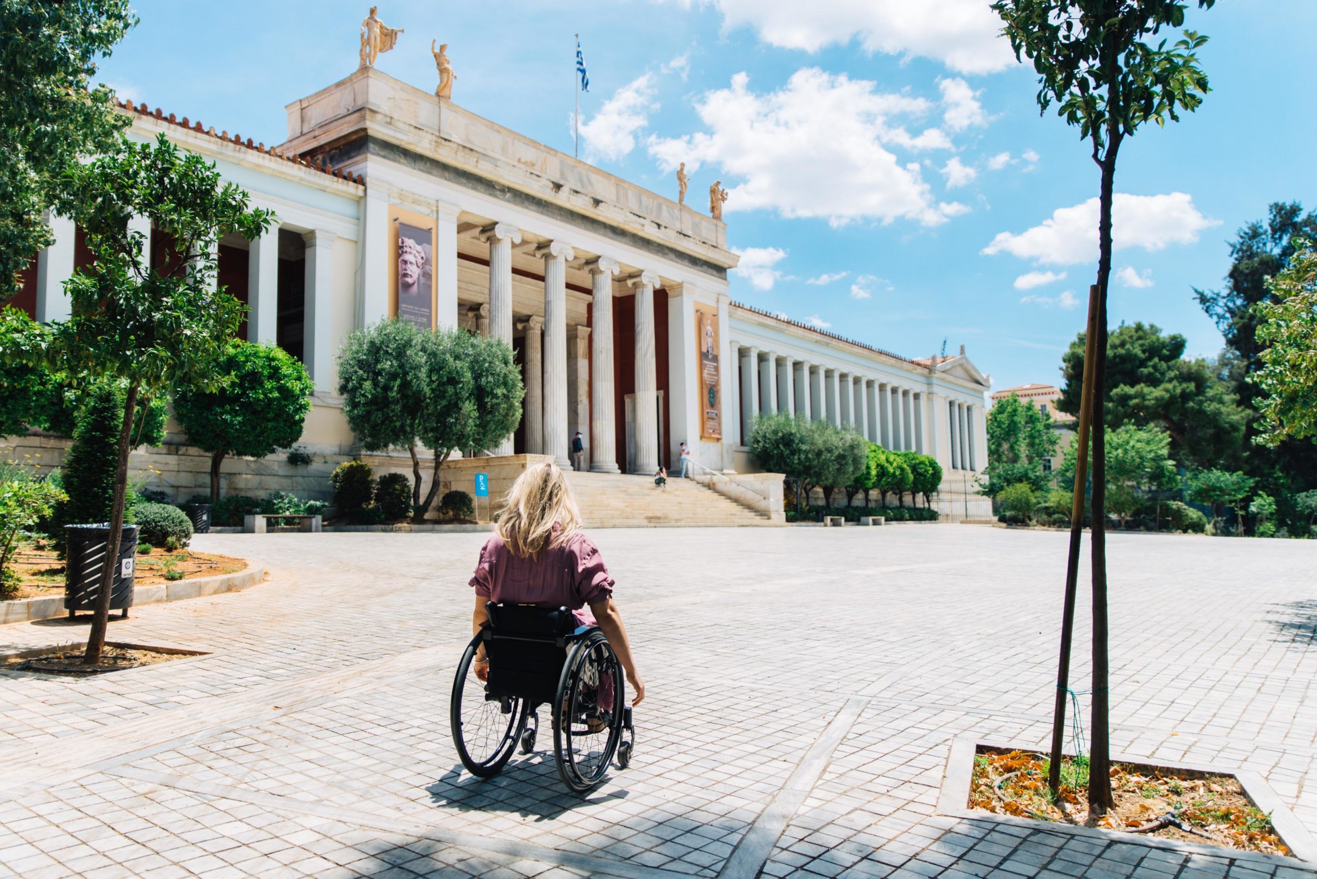 Μία πόλη προσβάσιμη σε όλους: Eξειδικευμένες διαδρομές στην Αθήνα για άτομα με αναπηρία