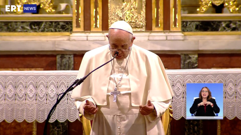 Βίντεο: Η συγκινητική στιγμή που ο Πάπας Φραγκίσκος ψέλνει το «Πάτερ Ημών» στο Ναό του Αγίου Διονυσίου