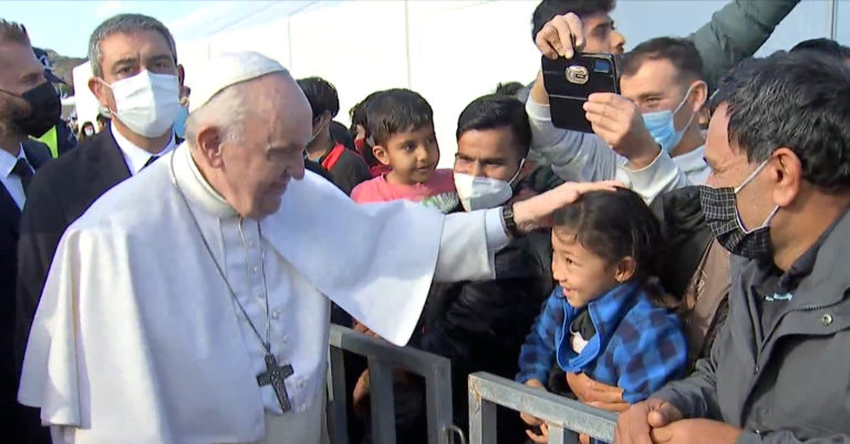 «We love you!»: H υποδοχή στον Πάπα Φραγκίσκο από τους πρόσφυγες (video)