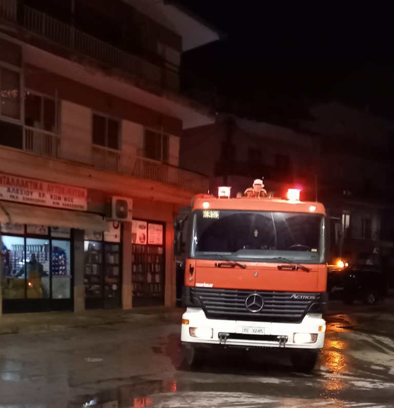 Φλώρινα: Ολοσχερώς καταστράφηκε από φωτιά σκεπή σε τριώροφη πολυκατοικία  (βίντεο)