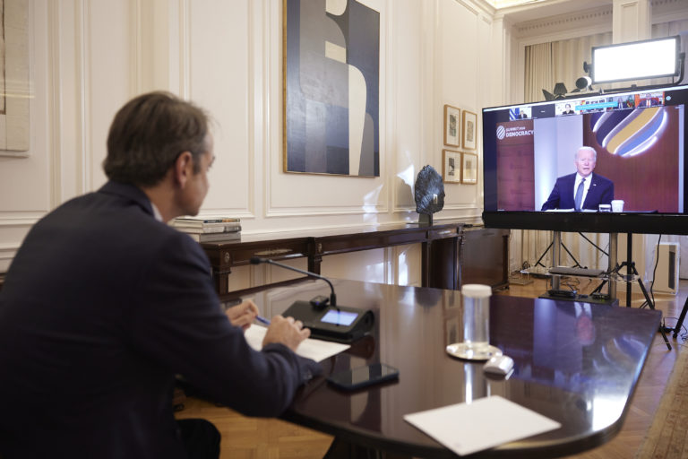 Κυρ. Μητσοτάκης στη Σύνοδο Μπάιντεν: Να αντιμετωπίσουμε τις απειλές από αυταρχικούς και λαϊκιστές ηγέτες