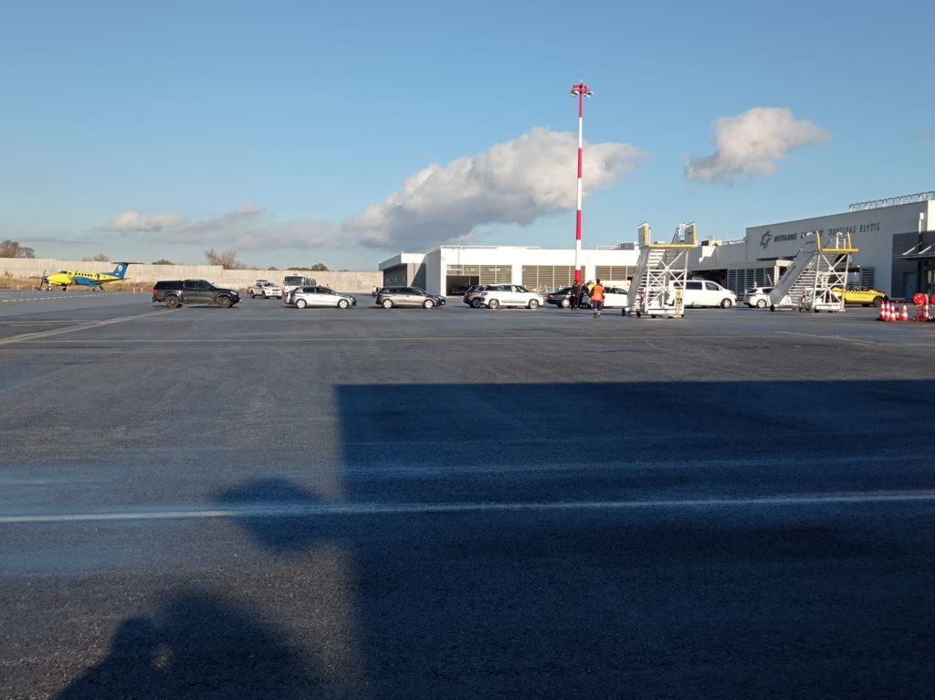 Ένα λιτό FIAT περιμένει τον  Πάπα Φραγκίσκο στο αεροδρόμιο Μυτιλήνης
