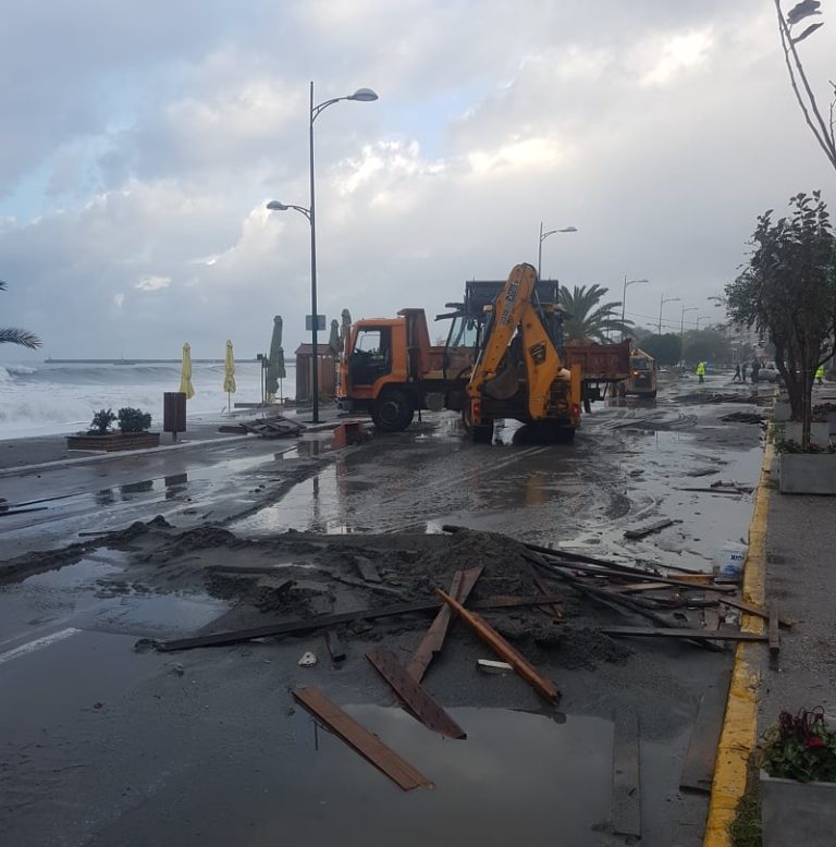 Καλαμάτα: Έκλεισε η παραλιακή οδός Ναυαρίνου απ’ την κακοκαιρία – Βγήκε στο δρόμο η θάλασσα