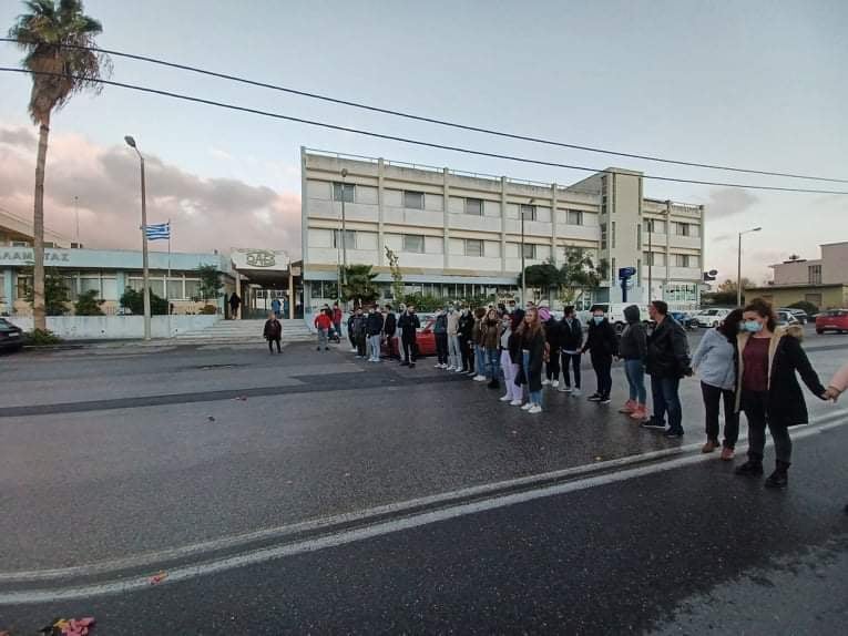 Καλαμάτα: Σπουδαστές του ΟΑΕΔ έκλεισαν το δρόμο στο Ασπρόχωμα στο σημείο που τραυματίστηκε η 21χρονη
