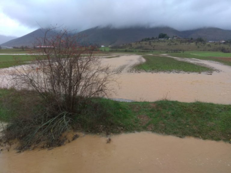 Πλημμύρες στην Κοζάνη: Βυθίστηκε κοιμητήριο κάτω από το νερό στα Αλωνάκια (video)