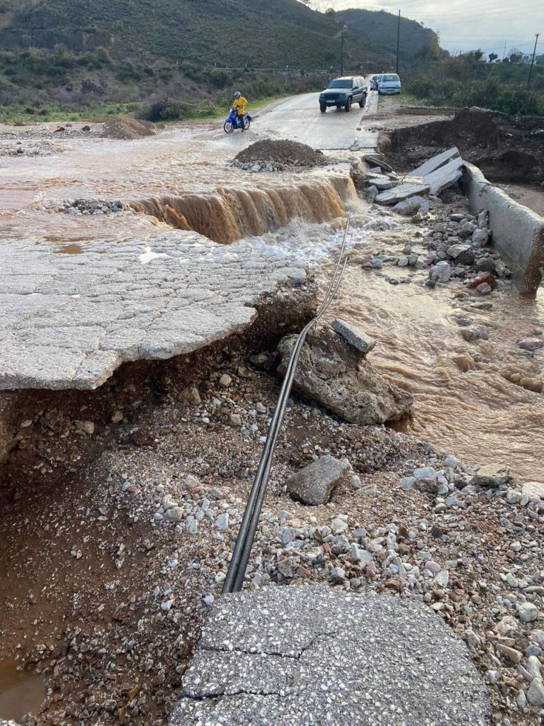 Πλημμύρες στη Θεσπρωτία: Εγκλωβισμένοι παρέμειναν οι εργαζόμενοι στις ιχθυοκαλλιέργειες της Σαγιάδας (video)