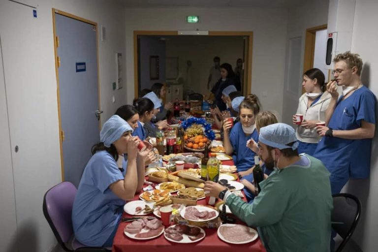 Συγκλονίζει η φωτογραφία των νοσηλευτών που κάνουν Χριστούγεννα στη ΜΕΘ του νοσοκομείου La Timone στη Μασσαλία