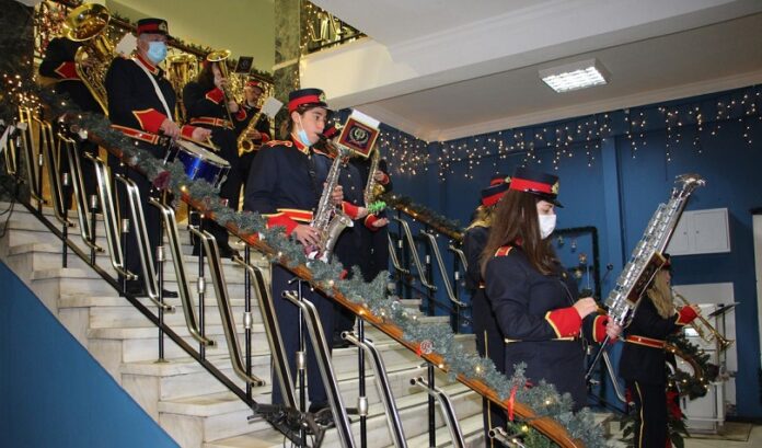 Πρωτοχρονιάτικα Κάλαντα στον Δήμαρχο Χανίων από τη Φιλαρμονική του Δήμου