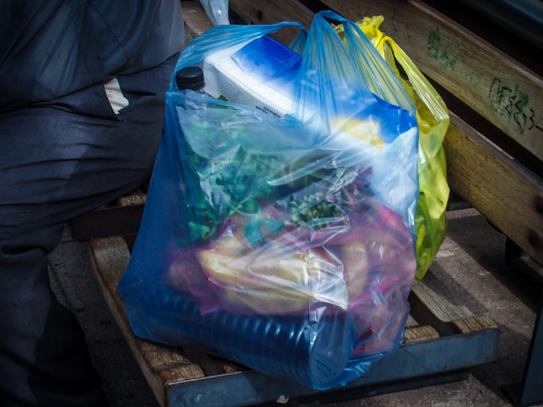 Έρχεται το «πράσινο τέλος» από την 1η Ιανουαρίου στα πλαστικά μιας χρήσης – Σε ποια είδη αφορά