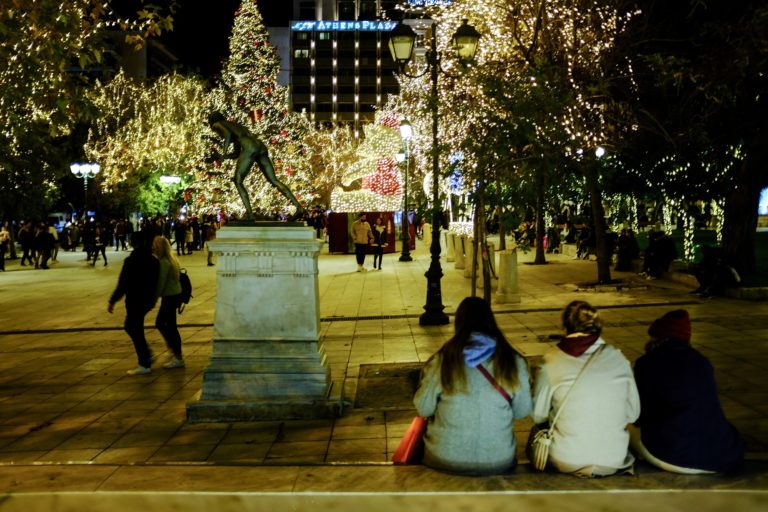 Κορονοϊός: Ανησυχία για το «μείγμα» παραλλαγής Όμικρον και Χριστουγέννων