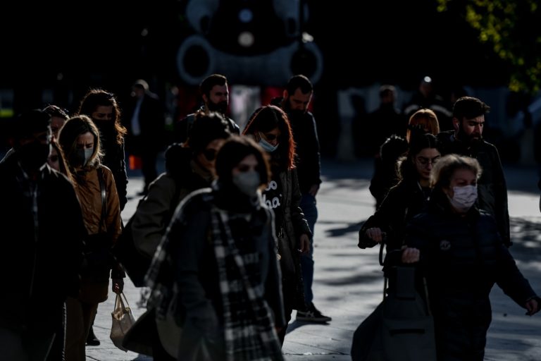 Ηλ. Μόσιαλος: Τι γνωρίζουμε για την παραλλαγή Όμικρον σε 14 ερωταπαντήσεις – Πιο επικίνδυνη η Δέλτα