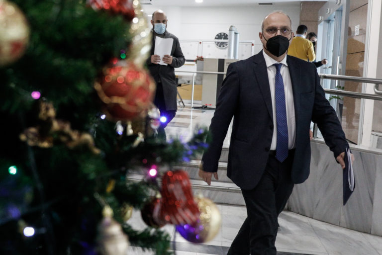Απάντηση Γ. Οικονόμου για την πρόσληψη 4.000 ιερέων