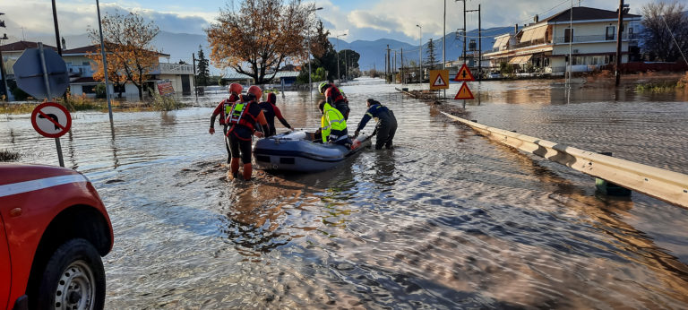 Υπερχείλισε ο Αχέροντας και ο Λούρος – Eικόνες αποκάλυψης στo Kόμμα Λαμίας – Aπεγκλωβισμός κατοίκων με βάρκες (video)