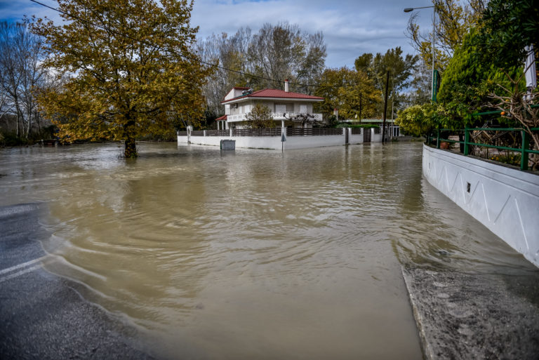 Έρευνα ΕΚΠΑ: Αυτές είναι οι «κόκκινες» περιοχές για διάβρωση – πλημμύρες σε Έυβοια, Αττική, Πελοπόννησο (video)