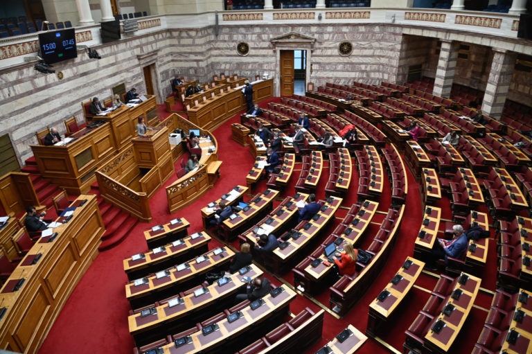 Ψηφίστηκε κατά πλειοψηφία το νομοσχέδιο του Υπουργείου Υγείας για την αντιμετώπιση της πανδημίας