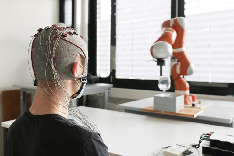 Ελβετία: Ένα βήμα πιο κοντά σε ρομπότ ελεγχόμενα από τη σκέψη ενός παράλυτου ανθρώπου