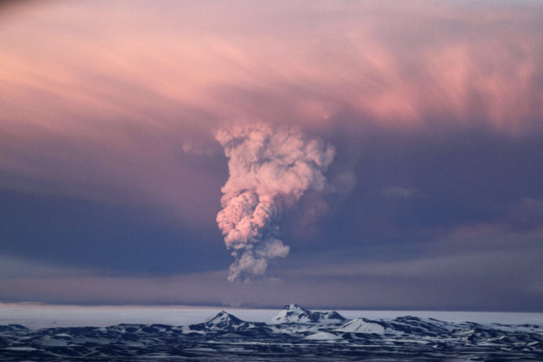 Ισλανδία: Στο «πορτοκαλί» το επίπεδο συναγερμού για το πιο ενεργό ηφαίστειο της χώρας