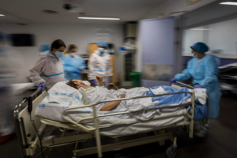 Ισπανία: 68 γιατροί και νοσηλευτές εργαζόμενοι σε ΜΕΘ με κορονοϊό μετά από χριστουγεννιάτικο πάρτι