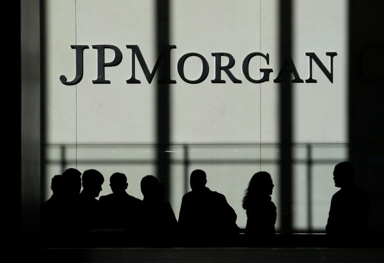 Η JPMorgan ζήτησε από τους ανεμβολίαστους υπαλλήλους της να εργάζονται από το σπίτι τους