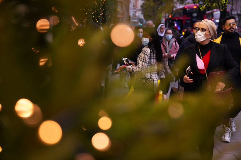 Στο μικροσκόπιο η Όμικρον: Υπερμεταδοτική, αλλά μάλλον ηπιότερη στη νόσηση