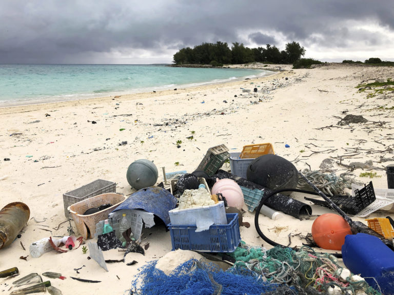 Ο κόσμος δεν μπορεί να γλιτώσει από τα πλαστικά απορρίμματα μέσω της ανακύκλωσης, προειδοποιούν ειδικοί