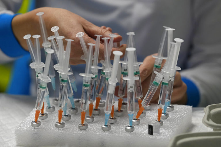 Γ. Παυλάκης: Το εμβόλιο σώζει ζωές όταν τηρούμε τα μέτρα – Ρεβεγιόν, μόνο για εμβολιασμένους, με τεστ (video)