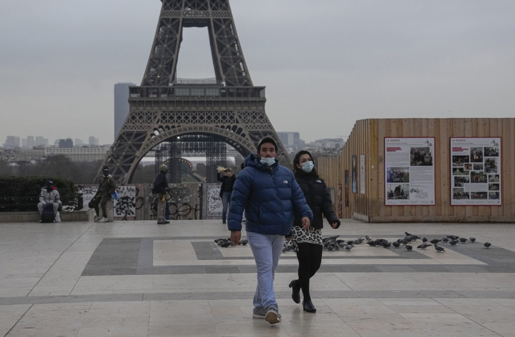 Με μάσκα ξανά στους δρόμους του Παρισιού υποχρεωτικά – Ρεκόρ κρουσμάτων, με 208.099 μολύνσεις σε 24 ώρες
