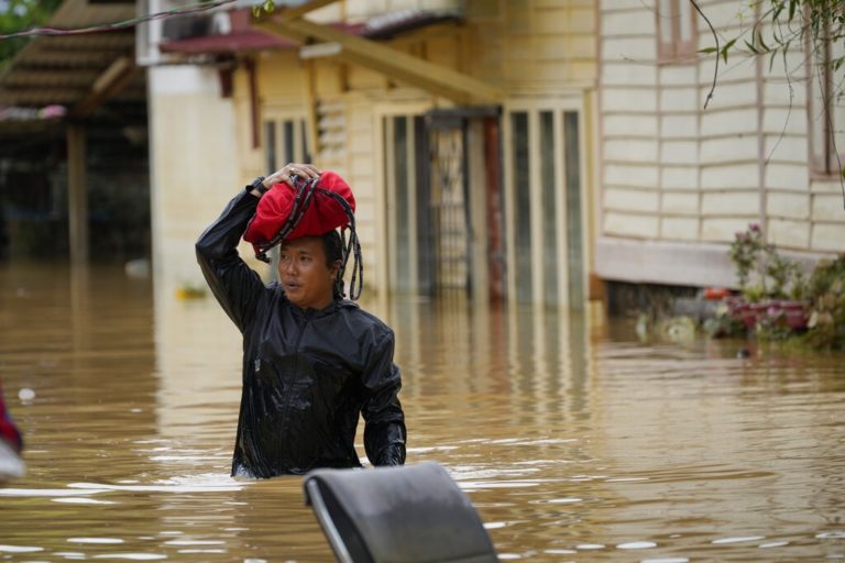 Μαλαισία: Οι καταρρακτώδεις βροχοπτώσεις ανάγκασαν περισσότερους από 21.000 ανθρώπους να εγκαταλείψουν τις εστίες τους