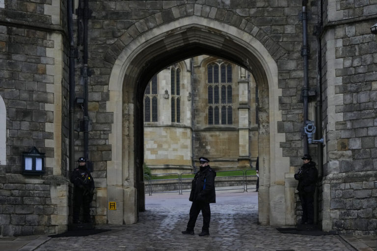 Βρετανία: 19χρονος ένοπλος προσπάθησε να εισβάλει στο κάστρο του Ουίνδσορ όπου βρίσκεται η βασίλισσα Ελισάβετ