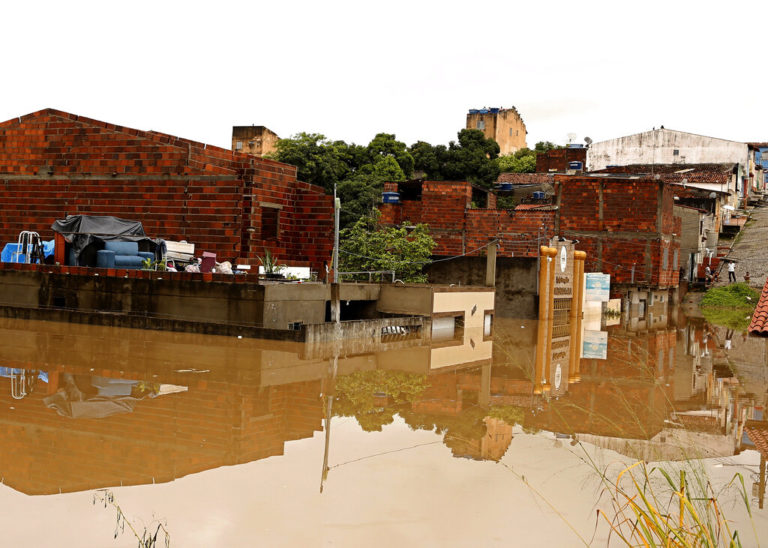 Βραζιλία: Δεκαοχτώ νεκροί και χιλιάδες εκτοπισμένοι από τις πλημμύρες στην Μπαΐα – Χιλιάδες εκτάσεις κάτω από το νερό