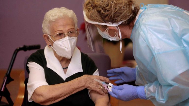 Δώδεκα μήνες μετά το πρώτο “τσίμπημα”, η επιτυχία της εκστρατείας εμβολιασμού στην Ισπανία