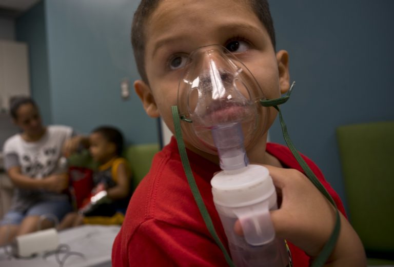 Tα παιδιά με ανεξέλεγκτο άσθμα κινδυνεύουν περισσότερο να νοσηλευτούν με Covid