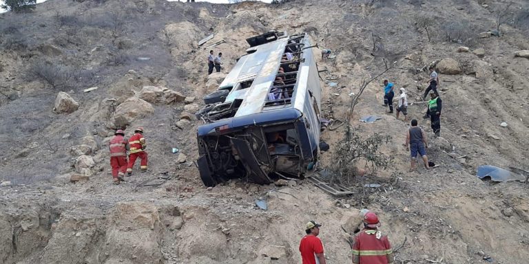 Ισημερινός: Πολύνεκρο τροχαίο με θύματα 18 επιβάτες λεωφορείου και 25 τραυματίες