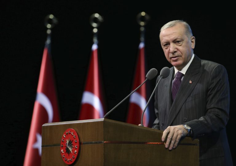 Τουρκία: Βουτιά της λίρας κατά 6% μόλις ο Ερντογάν είπε ότι ο πληθωρισμός θα μειωθεί «αν το θέλει ο θεός»