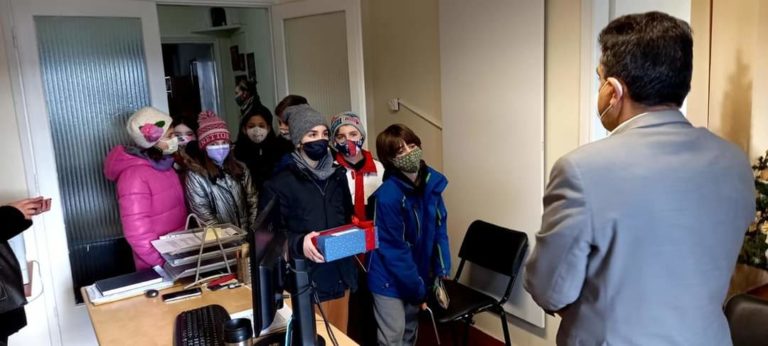 Καστοριά: Πρωτοχρονιάτικα κάλαντα από μαθητές στον Ζήση Τζηκαλάγια
