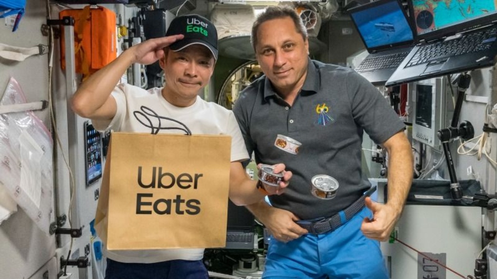 Ένας δισεκατομμυριούχος παρέδωσε την πρώτη παραγγελία Uber Eats στο διάστημα