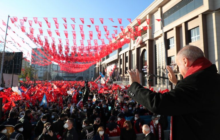 Τουρκία: Με βουτιά της λίρας ο απόηχος των «προεκλογικών» δηλώσεων Ερντογάν – Τι είπε για την Αγία Σοφία