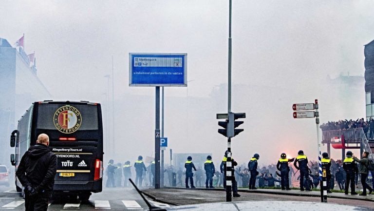 Εικόνες χάους στο Ρότερνταμ πριν από το Φέγενορντ – Άγιαξ, επίθεση οπαδών στο πούλμαν του «Αίαντα» (pics)