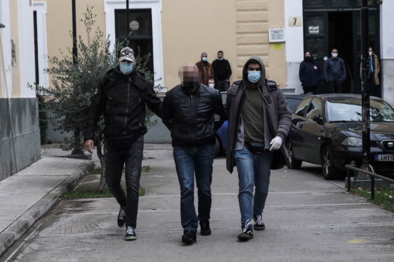Έγκλημα στη Γλυφάδα: Ποινική δίωξη για ανθρωποκτονία στον 51χρονο