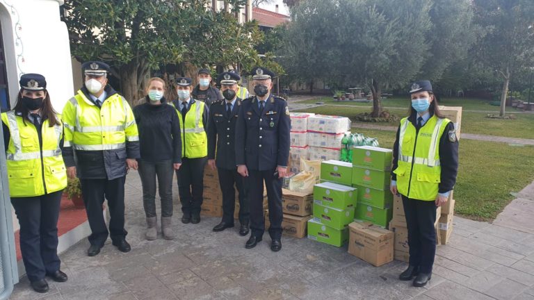 Τρόφιμα και χαρτικά προσέφεραν οι αστυνομικοί σε Ορφανοτροφείο και Γηροκομείο Βόλου