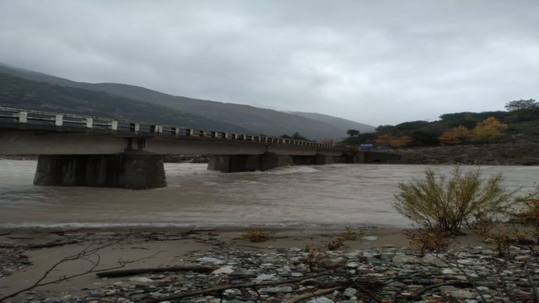 Χιόνια σε μεγάλα υψόμετρα και βροχές στη Δυτική Θεσσαλία