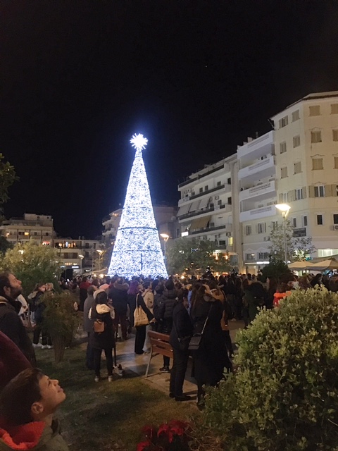 Άναψε το χριστουγεννιάτικο δέντρο στην Καλαμάτα – Το πρόγραμμα εκδηλώσεων