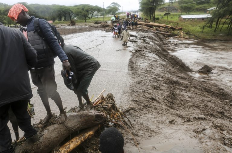 Κένυα: Πάνω από 20 άνθρωποι πνίγηκαν όταν λεωφορείο ανατράπηκε αφού παρασύρθηκε από πλημμύρα
