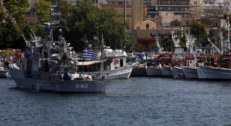 Τέλος καλό για τους επτά επιβαίνοντες σε αλιευτικό που προσάραξε στη Μακρόνησο
