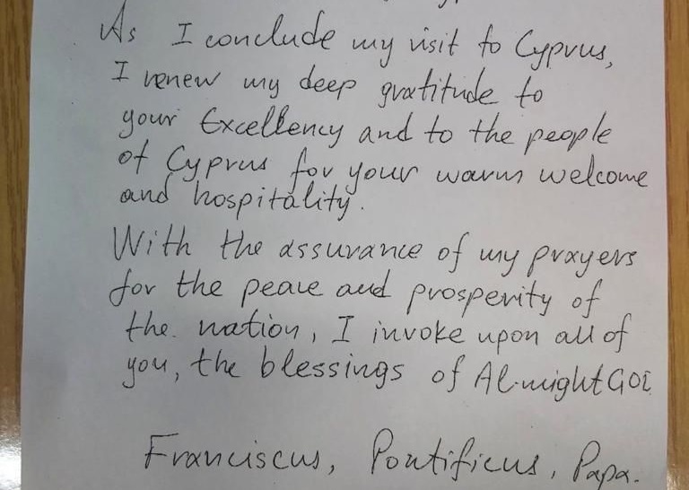 Το χειρόγραφο σημείωμα του Πάπα προς τον Ν. Αναστασιάδη εν πτήσει από Λάρνακα προς Αθήνα