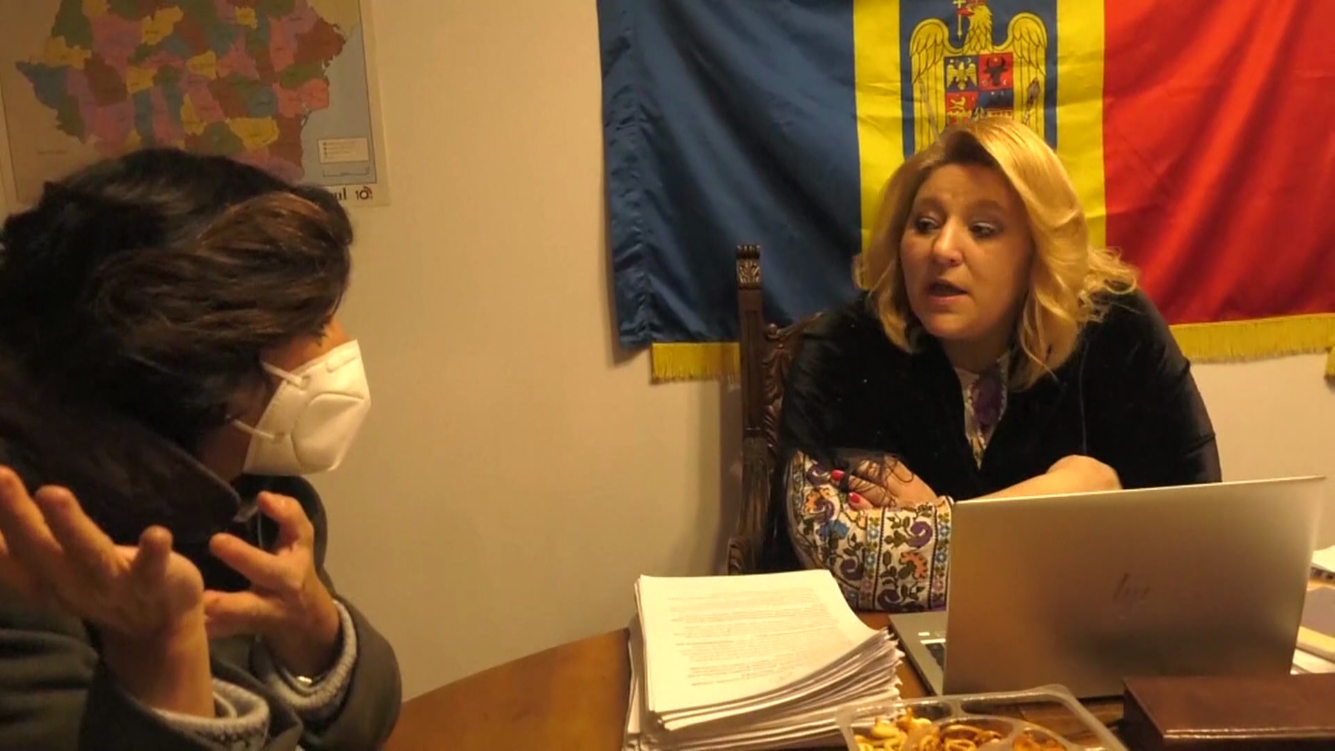 Ρουμανία: Αντιεμβολίστρια βουλευτής κράτησε όμηρο Ιταλίδα δημοσιογράφο (video)