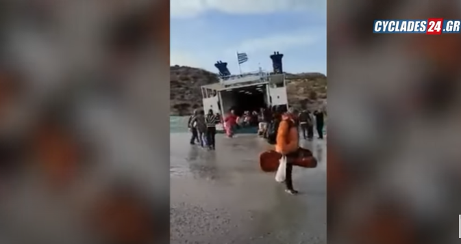 Με 9 μποφόρ το πλοίο Σκοπελίτης προσπαθεί να δέσει στη Σχοινούσα – Έντρομοι επιβάτες πηδούν από τον καταπέλτη (video)