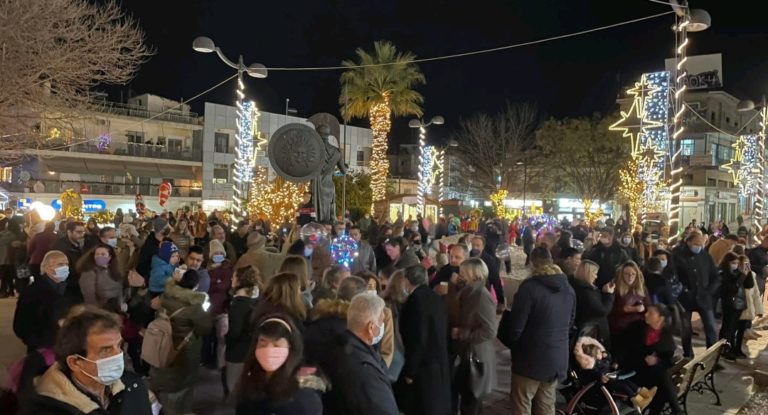 Σε γιορτινό κλίμα άναψε το χριστουγεννιάτικο δέντρο στα Φάρσαλα