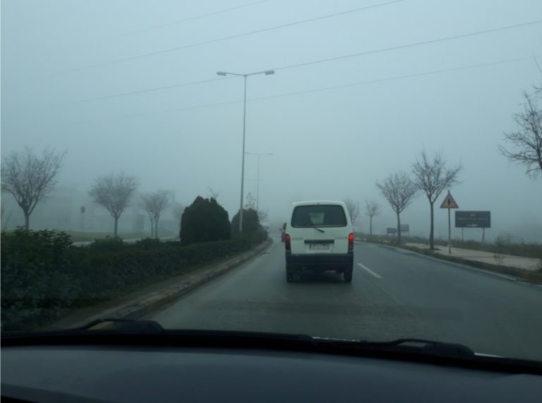 Με ομίχλη “ξύπνησε” η Λάρισα – Περιορισμένη η ορατότητα στο οδικό δίκτυο