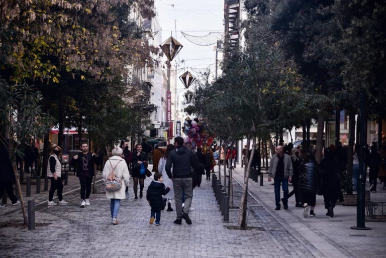 Εορταστικό ωράριο – Καταστήματα: Πρεμιέρα με λιακάδα